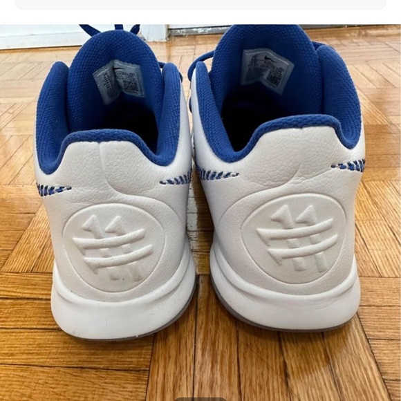 Nike special edition shoes - Picture 2 of 2